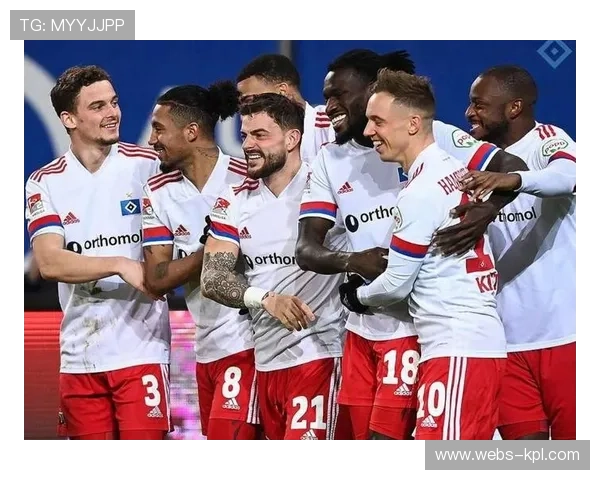 汉堡球迷全场高歌助威，人民公园球场气氛热烈