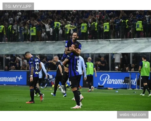 现场直击:米兰德比上半场零射正,双方高强度中场绞杀致进攻效率低下 现场直击:米兰德比上半场零射正,双方高强度中场绞杀致进攻效率低下